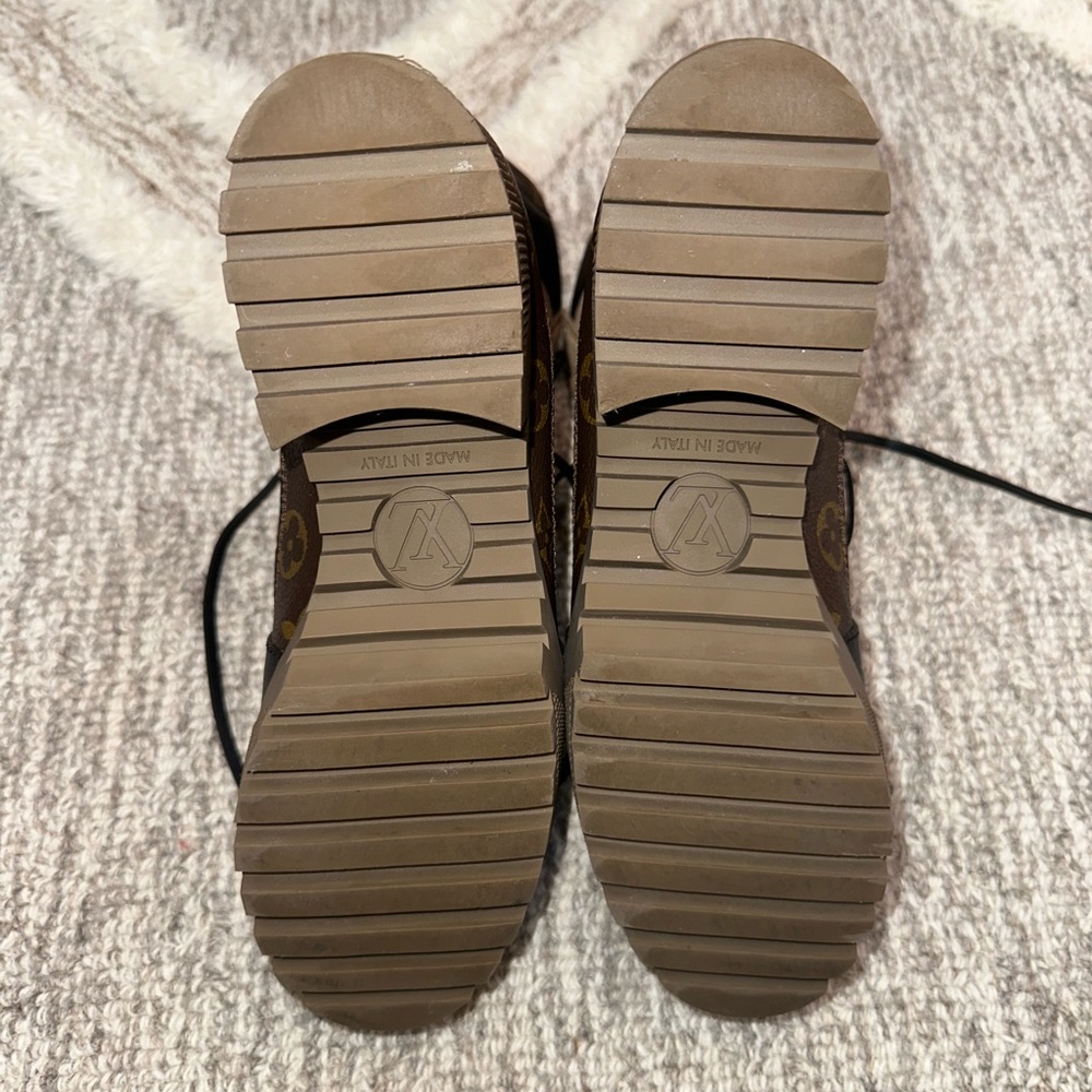 LOUIS VUITTON
Suede Calfskin Monogram Laureate Platform Desert Boots 39 Taupe - Picture 7 of 7